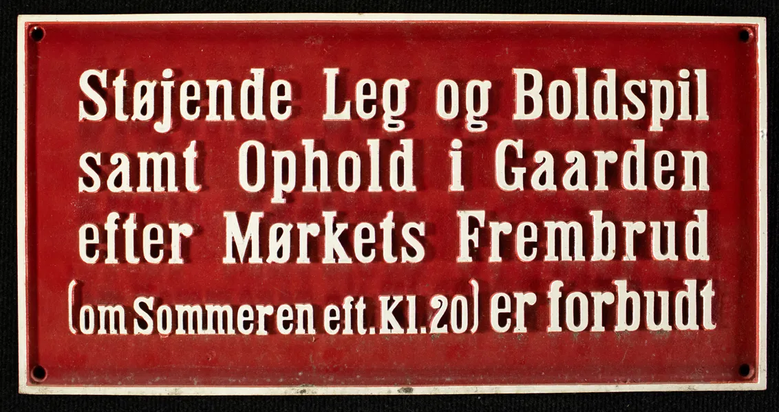 Støjende leg og boldspil forbudt.