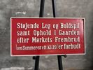Støjende leg og boldspil forbudt.