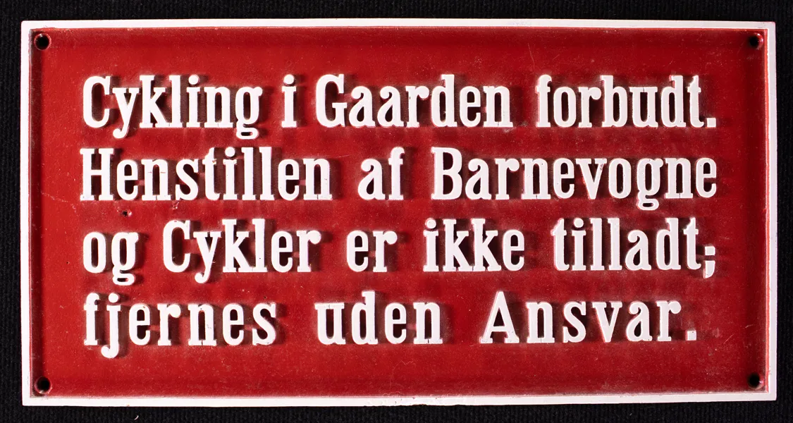 Cykling i gaarden forbudt