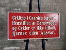 Cykling i gaarden forbudt