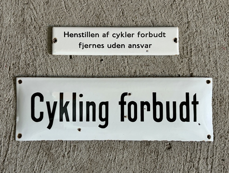 Cykling forbudt samt Henstillen af cykler forbudt (2 stk.)