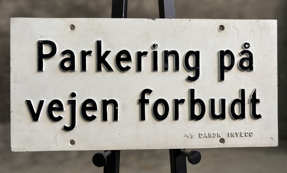 Parkering på vejen forbudt
