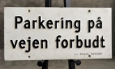 Parkering på vejen forbudt