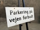 Parkering på vejen forbudt