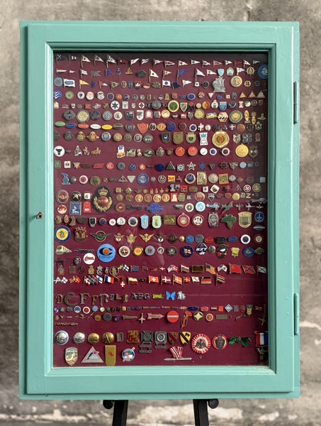 Vitrine med gamle Reklamenåle
