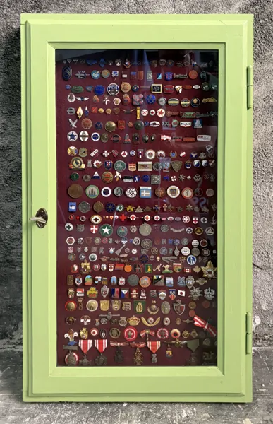 Vitrine med Reklamenåle (ca. 250 stk.)